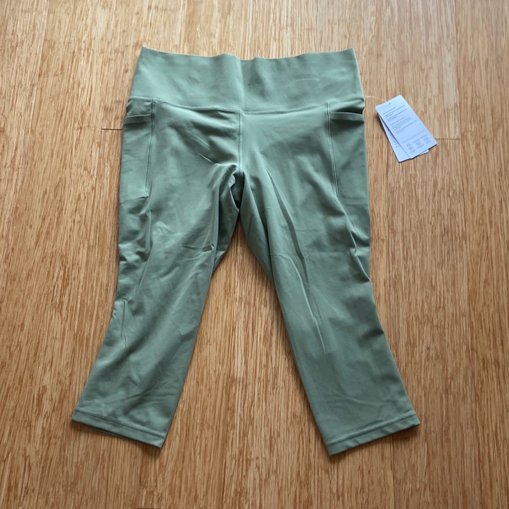 Athleta salutation stash pocket II capri new with tag